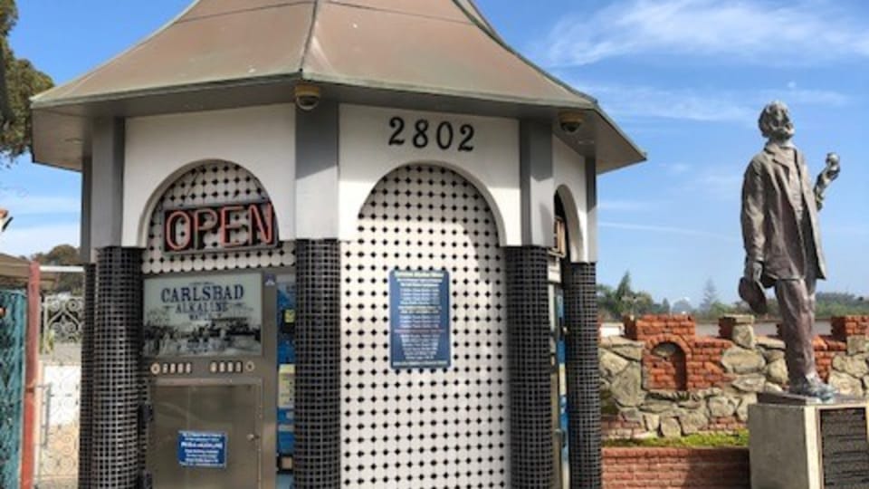 Le kiosque et la statue de John Frazier | Photo: Courtesy of the Carlsbad City Library Carlsbad History Collection